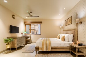 ميني بار وخزنة داخل الغرفة ومكتب ومساحة عمل للكمبيوتر المحمول