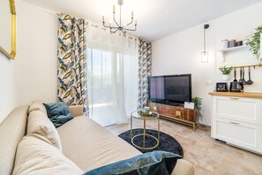 TV - Holiday Home Near the Beach (Supetar)