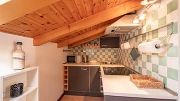 Een koelkast, een magnetron, een vaatwasser, een waterkoker