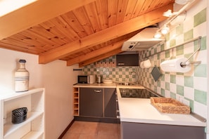 Kühlschrank, Mikrowelle, Geschirrspüler, Wasserkocher