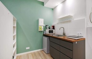 Kühlschrank, Mikrowelle, Herdplatte, Wasserkocher mit Kaffee-/Teezubehör