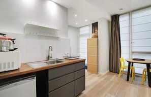 Fridge, microwave, stovetop, coffee/tea maker