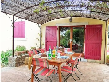 Votre terrasse ombragée sous la pergola et le marronnier.