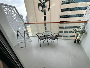 Comfort Studio | Balcony - Master Piece - Elegant Studio With Canal View in Business Bay (Dubai)