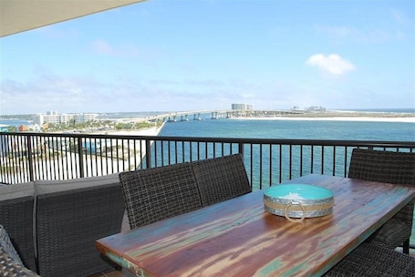 Outdoor dining. Charming 2-bedroom condo with WiFi, fitness room in Pleasant Lavonia