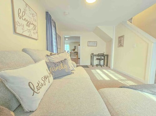 The Maple Retreat - St. Albans VT - Spacious 2-Bedroom Near Lake Champlain!