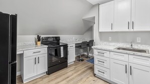 Coffee/tea maker, fridge, microwave, oven - Cozy & Quiet Studio Flat in Historic Mount Clemens (Mount Clemens)