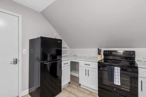 Geladeira, micro-ondas, fogão, cooktop