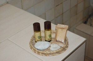 Ducha, bañera de hidromasaje, secador de pelo, bidet
