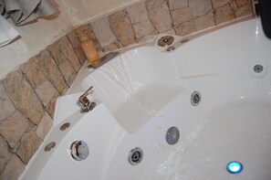 Ducha, bañera de hidromasaje, secador de pelo, bidet
