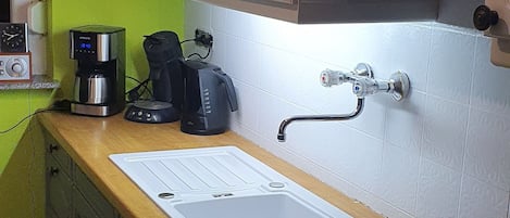 Réfrigérateur, four à micro-ondes, un four, surface de cuisson