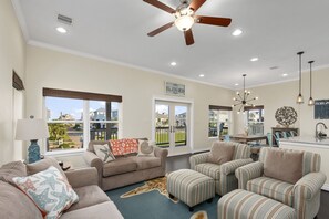 Smart-TV, DVD-Player, Stereoanlage