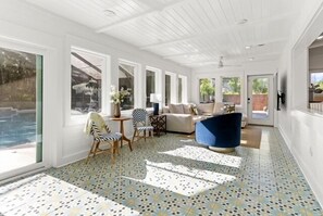 Smart TV, stereo - Moon Tide— Beautiful beach cottage w/4 bikes, bocce ball court, & pool (Seacrest)