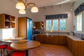 Fridge, microwave, dishwasher, cookware/dishes/utensils