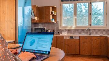 Kühlschrank, Mikrowelle, Geschirrspüler, Kochgeschirr/Geschirr/Besteck