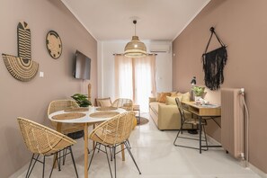 1 bedroom, Egyptian cotton sheets, premium bedding, desk - Boho Pennie Home by CloudKeys (Athens)