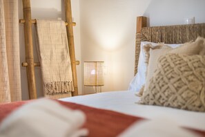 1 bedroom, Egyptian cotton sheets, premium bedding, desk - Boho Pennie Home by CloudKeys (Athens)