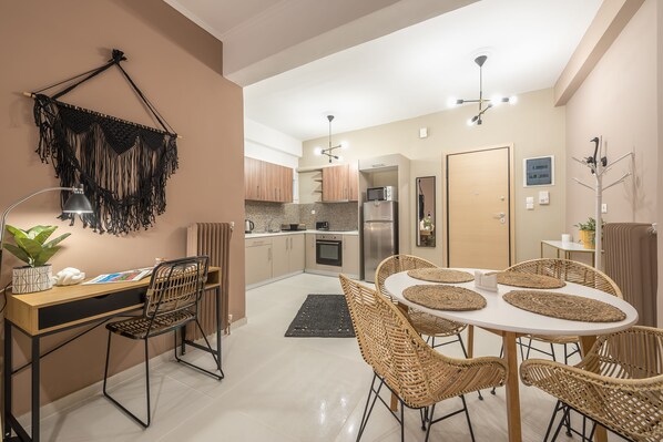 1 bedroom, Egyptian cotton sheets, premium bedding, desk