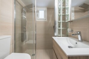 Appartement Ville | Salle de bain | Douche, articles de toilette gratuits, sĂšche-cheveux