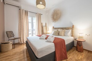 1 bedroom, Egyptian cotton sheets, premium bedding, desk - Boho Pennie Home by CloudKeys (Athens)