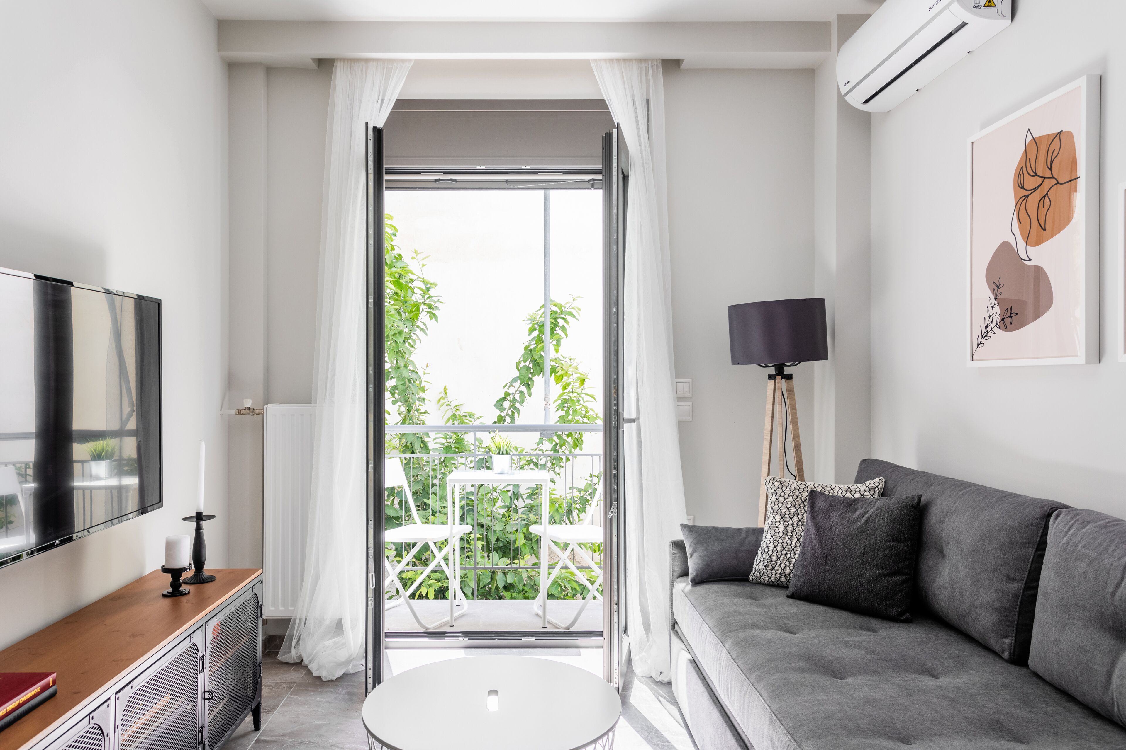 Deluxe Apartment | Living area | 50-inch TV with digital channels, Netflix, streaming services