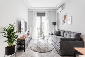 Deluxe Apartment | Living area | 50-inch TV with digital channels, Netflix, streaming services