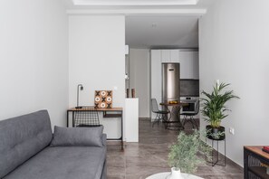 Deluxe-Apartment | Wohnbereich | 50-Zoll-Fernseher mit Digitalempfang, Netflix, Streaming-Dienste