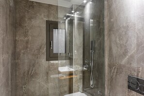 Deluxe Apartment | Bathroom | Shower, free toiletries, hair dryer, towels