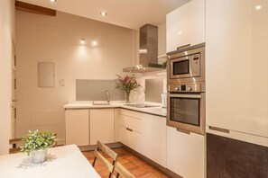 Frigorífico, microondas, horno y placa de cocina