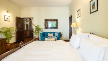 Escrivaninha, roupa de cama