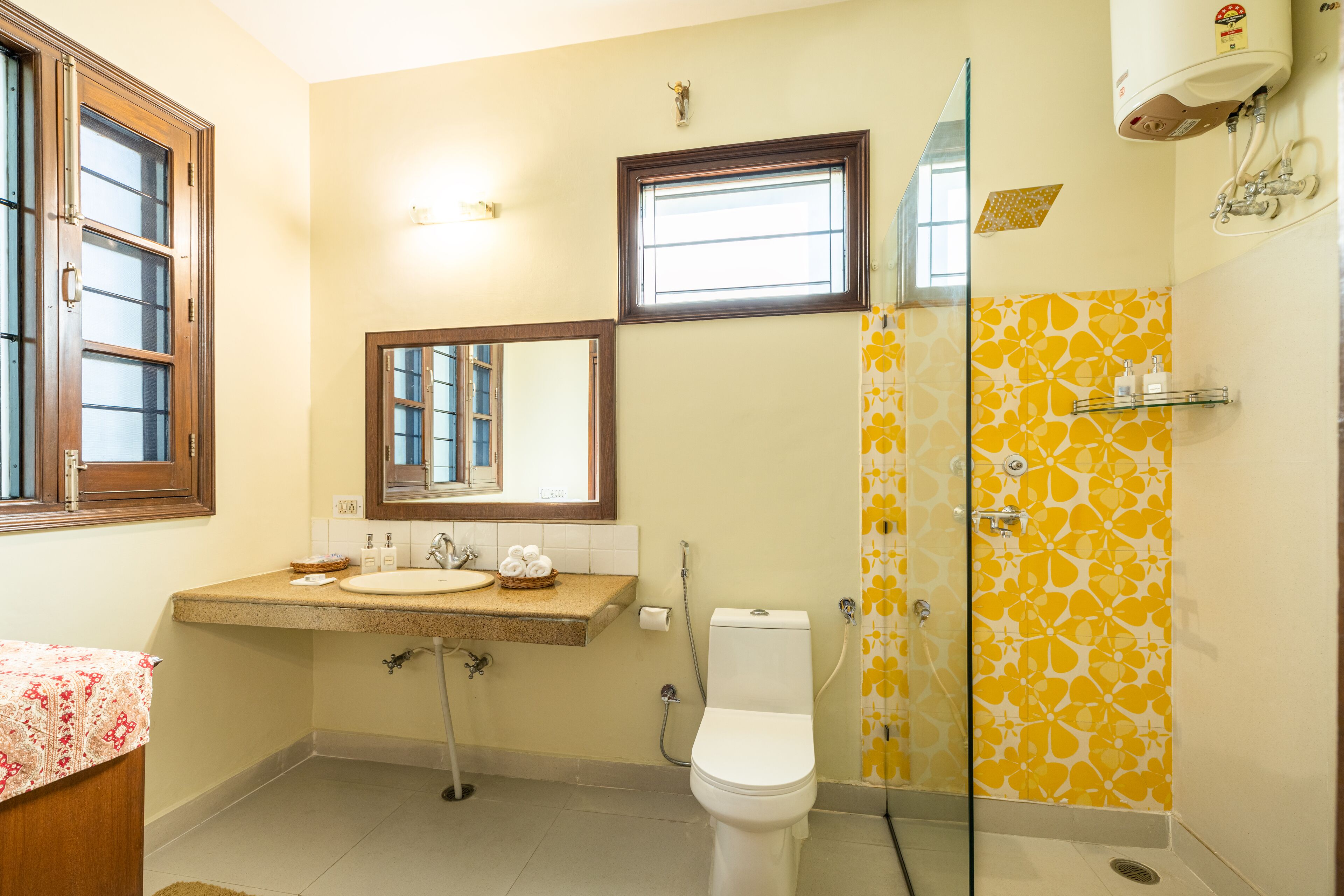 Une salle de bain avec un lavabo, des toilettes et une douche.