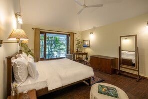 Desk, bed sheets - Citrus County, Hoshiarpur, Amã Stays & Trails (Hoshiarpur)