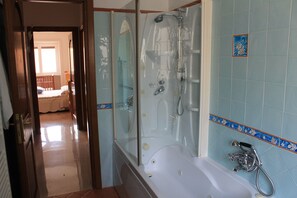 Haartrockner, Bidet, Handtücher, Seife