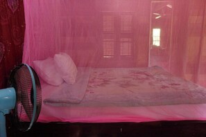 1 dormitorio, tabla de planchar con plancha, ropa de cama