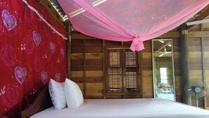 1 habitación, tabla de planchar con plancha y ropa de cama 