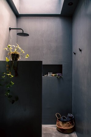 Douche, sèche-cheveux, serviettes fournies