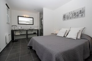 Fer et planche à repasser, accès Internet, draps fournis