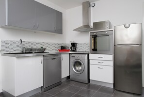Private kitchen - Apartment 60 M2 with 2 Bedrooms and 2 shower rooms Sea View 300 M from the sea (Sainte-Maxime)