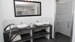 A modern bathroom with a large mirror, two sinks, a shower, and a towel rack. - Apartment 60 M2 with 2 Bedrooms and 2 shower rooms Sea View 300 M from the sea (Sainte-Maxime)