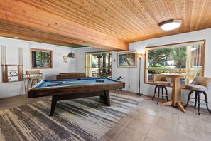 Games room - FIREWORKS walk to! Walk to LAKE & SLOPES, Gameroom, Close to EVERYTHING (Big Bear City)
