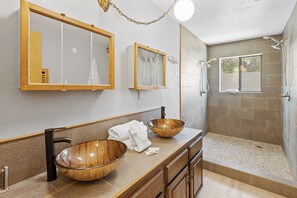 Dusche, Haartrockner, Handtücher