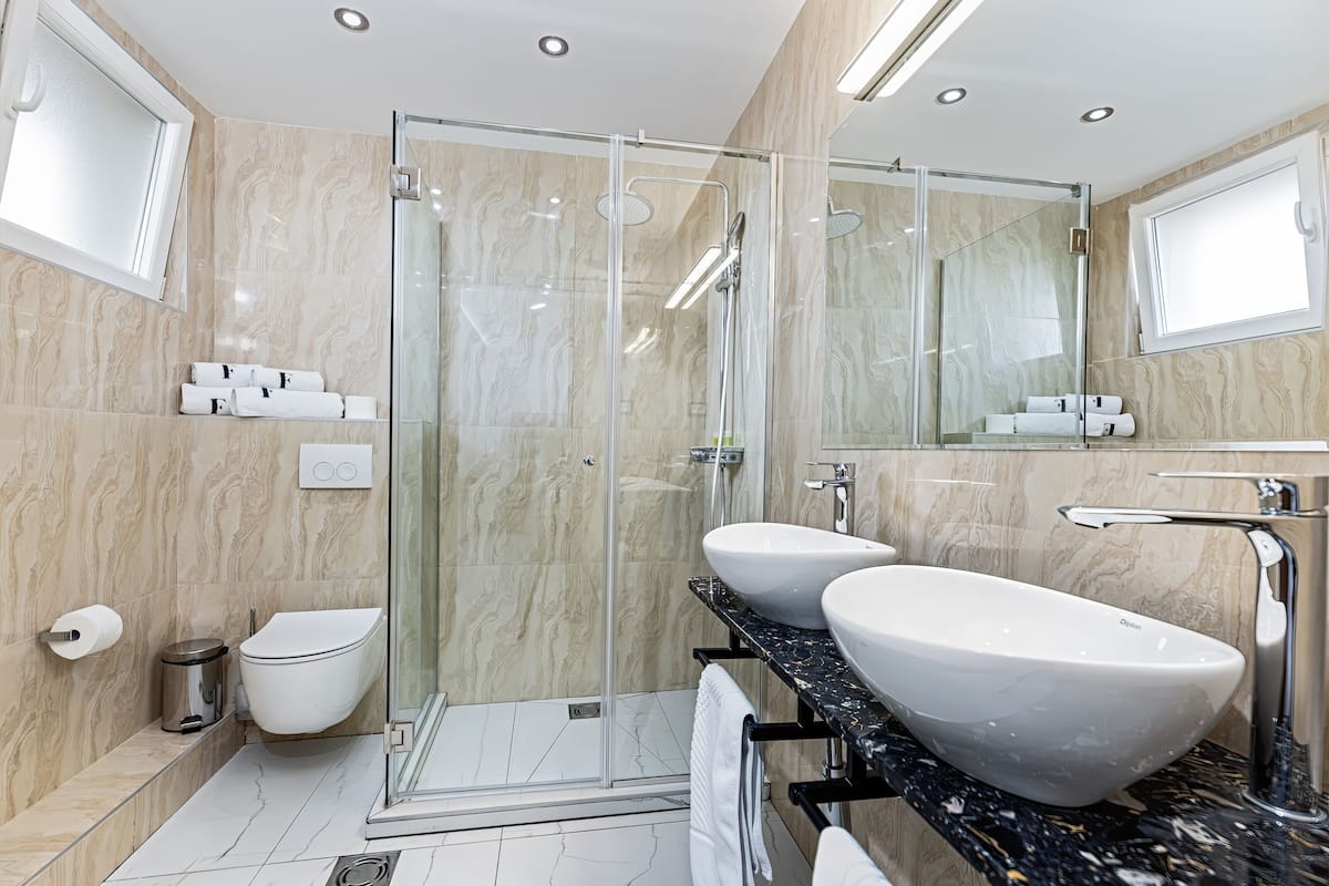 presidential apartment, 1 king bed with sofa bed | bathroom | combined shower/bathtub, jetted bath, rainfall showerhead