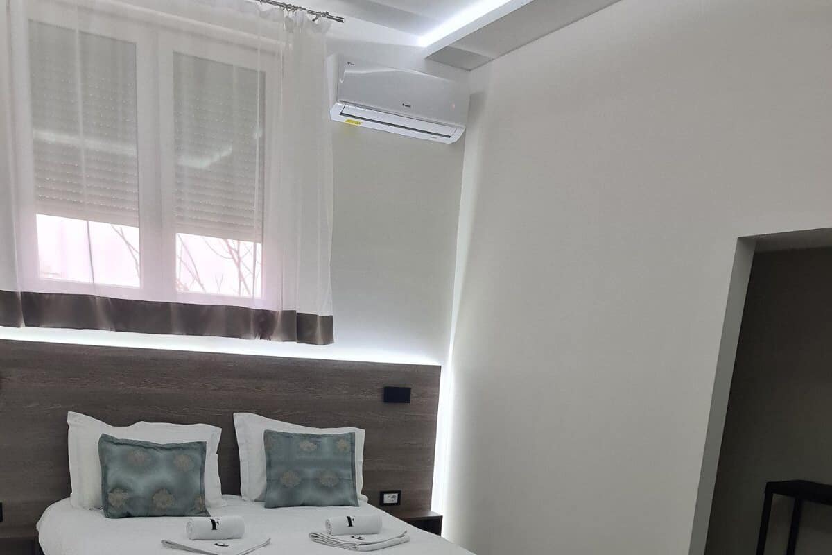 Romantische kamer, 1 kingsize bed | 1 slaapkamer, bedden met traagschuimmatras, een bureau