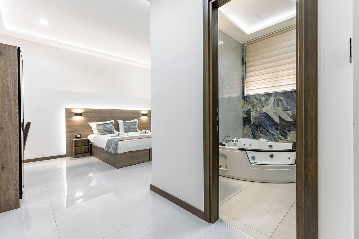 deluxe room, hot tub | 1 bedroom, memory-foam beds, desk, laptop workspace