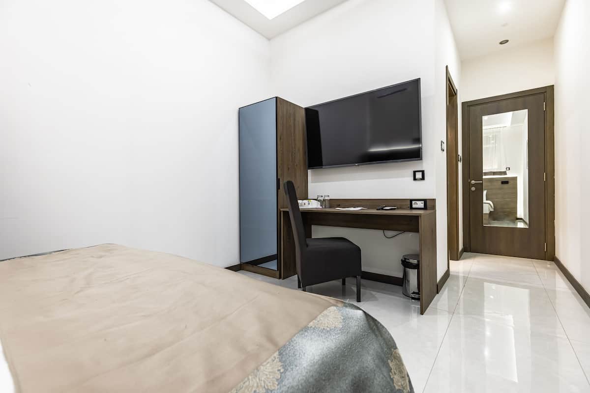 Deluxe kamer, roken, op Executive-verdieping | 1 slaapkamer, bedden met traagschuimmatras, een bureau