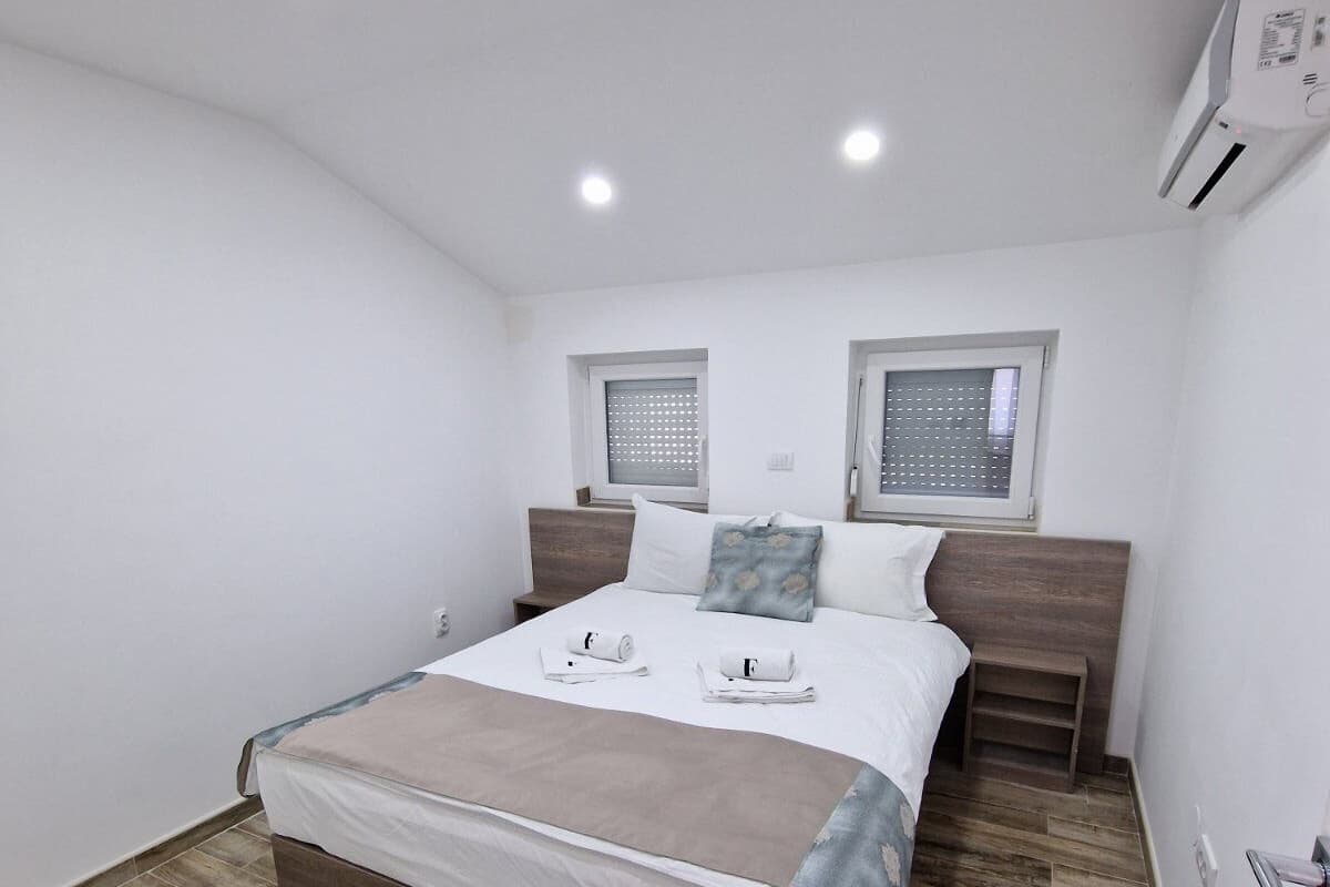 Executive appartement | 1 slaapkamer, bedden met traagschuimmatras, een bureau