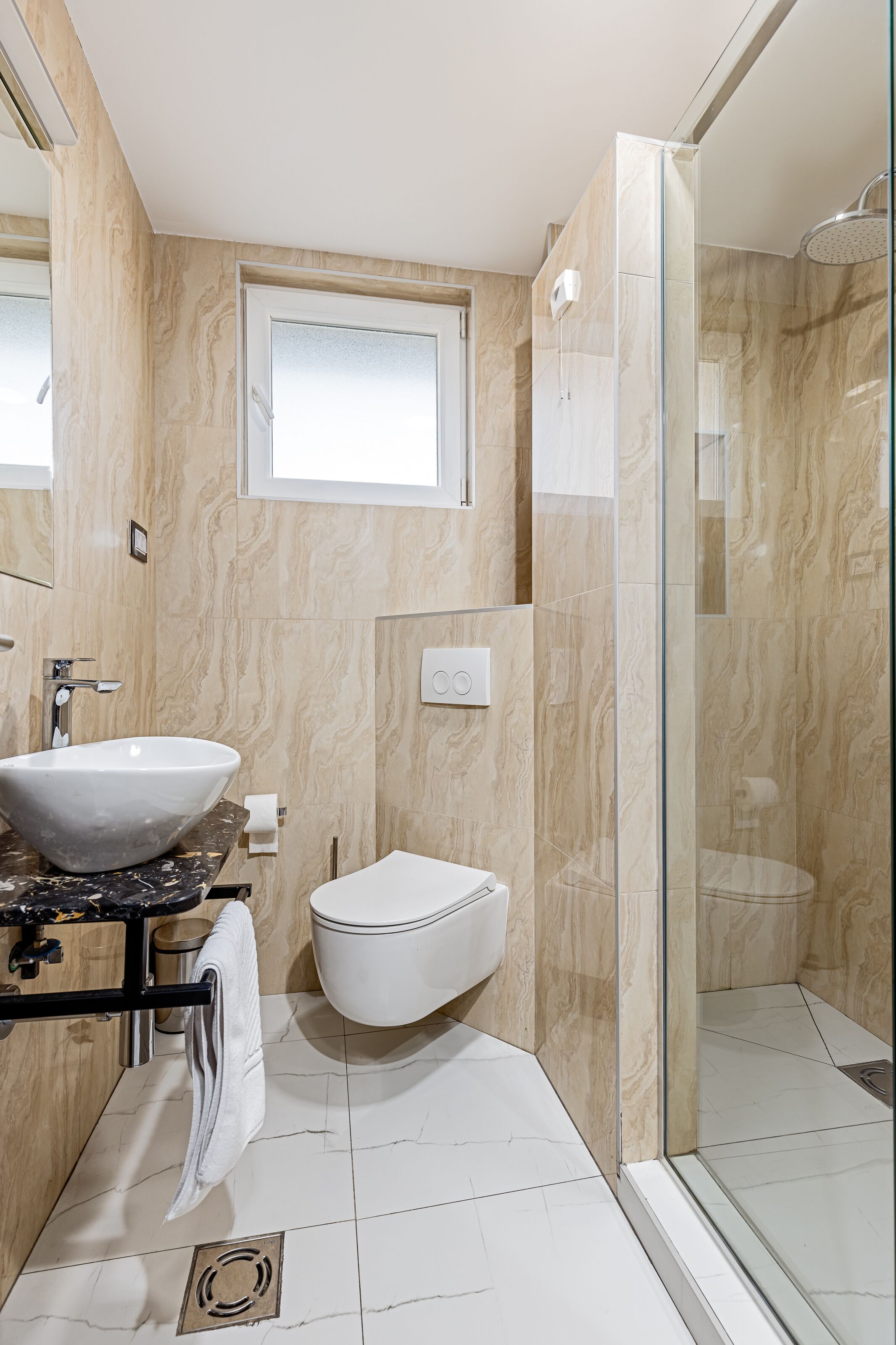 luxury room, 2 single beds | bathroom | combined shower/bathtub, jetted bath, rainfall showerhead