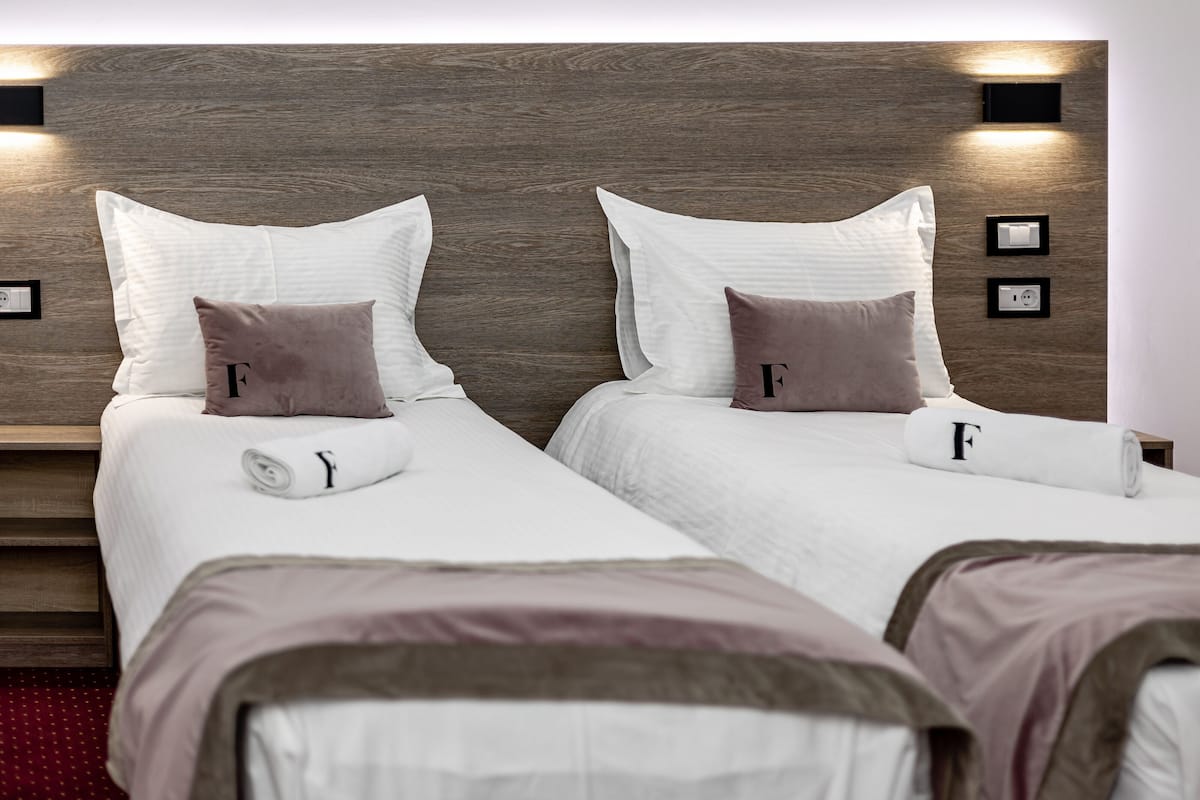 Luxe kamer, 2 eenpersoonsbedden | 1 slaapkamer, bedden met traagschuimmatras, een bureau