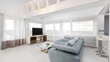 Departamento presidencial, 1 cama King size y sofá cama | Área de sala de estar | Smart TV, piso con calefacción y impresora