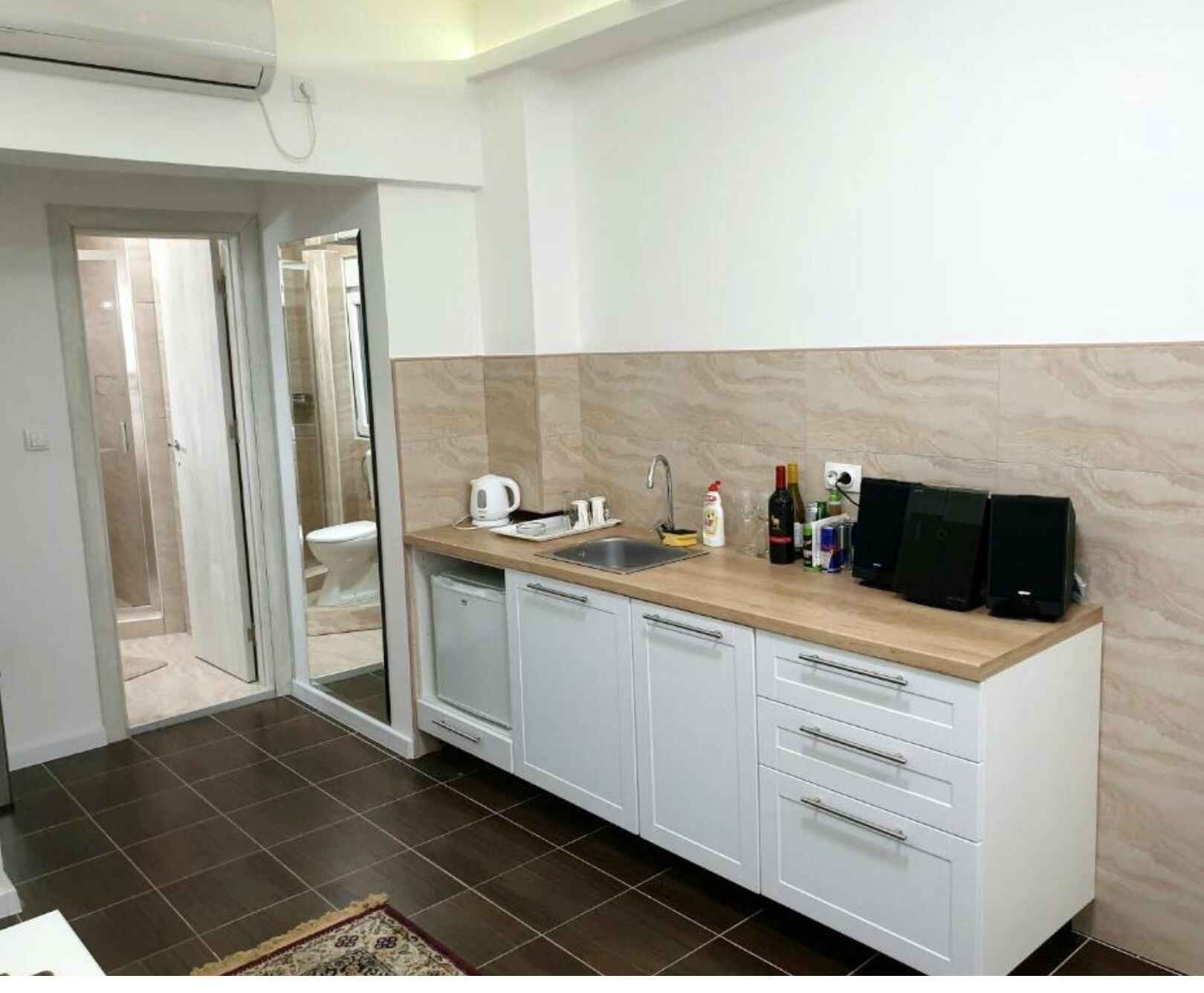 studio suite | private kitchenette | electric kettle, cleaning supplies